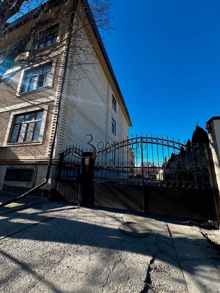 Продажа 3-комнатной квартиры, Кисловодск, Революции ул,  44